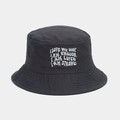 Gros plan détaillé du chapeau bob en coton gris anthracite avec broderie blanche - Taille unique / Gris