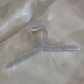 Pinza para el pelo retorcida en blanco grisáceo translúcido con muelle dorado - Gris Brillante / 13cm