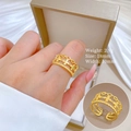 Anello a quadrifoglio regolabile in oro minimalista con design traforato indossato da modella - Aperto Regolabile / Stile Aperto a Quattro Quadrifoglio (J0122) / Oro
