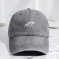 Dunkelgraue Baseballkappe mit Wellenstickerei auf einem minimalistischen Ständer - Einheitsgröße / Grau