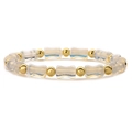 Primer plano detallado de cuentas doradas y pulsera de jade blanco traslúcido estilo bambú - Opalita