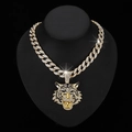 Detailansicht der goldene Panzerkette mit einem funkelnden Tigerkopf-Anhänger und Kristallen - Gold Anhänger mit Panzerkette / 18 Zoll / Gold