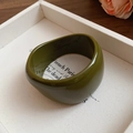 Brazalete de acrílico verde oliva con forma redonda irregular y acabado de resina lisa - Estilo Redondo / Verde