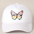 Détail de l'imprimé papillon coloré sur la casquette trucker en maille blanche - Tout Blanc