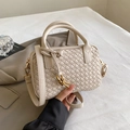 Handgewebte beige Boston Bag mit charakteristischem Knotengriff und Leder-Textur - Weiß