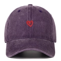Dettaglio del ricamo a cuore rosso sul tessuto denim lavato del berretto viola - Taglia unica / Viola