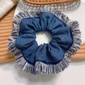 Elastico per capelli in denim blu con frange su piatto bianco e vassoio in legno - Blu scuro