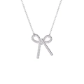 Elegante collar con colgante de lazo plateado y diseño texturizado fondo blanco - Collar con Lazo (Plata)