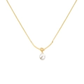 Dettaglio della collana a nodo in argento S925 con catena box dorata e perla bianca - Oro