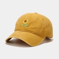 Dettaglio del ricamo a girasole su cappellino da baseball in cotone lavato giallo - M (56-58cm) / Giallo