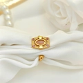 Detailansicht eines Vintage-Goldrings mit rosa Opal-Inlay auf luxuriöser weißer Seide - Einstellbar Offen / Gold