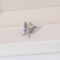 Manchette d'oreille papillon argentée avec zircons violets dans une boîte beige - Ear Cuff Zirconium Violet Argenté