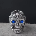 Detailaufnahme des Totenkopfrings mit blauen Edelsteinaugen und Punk-Gravuren - Einstellbar Offen / Blauer böser Blick