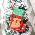 Mini calza di Natale con renna 3D e paillettes appesa a un albero di pino innevato - Renna con Paillettes / Piccolo