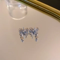 Dettaglio macro di orecchini a fiocco d'argento con cristalli e riflessi a specchio - Perno in Argento S925 / Fiocco d'Argento (HE15057)