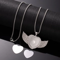 Détail macro du pendentif cœur ailes d'ange par sublimation avec strass sur chaîne serpent - serpent chaîne / X459 Cœur Aile Argent
