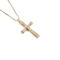 Vista dettagliata di un ciondolo a croce dorato con zirconi bianchi su catena box - Croce Pavé con Catena Veneziana alla Moda (00653-YH Croce)