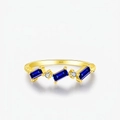 Elegante anello in argento S925 con tre pietre blu taglio smeraldo e piccoli diamanti - Rhr1634 / Taglia US 5