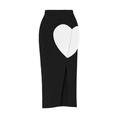 Detail eines schwarzen High-Waist-Rocks mit weißem Herz-Patch und sexy Seitenschlitz - Einheitsgröße / Schwarz Weißer Herz-Rock