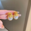 Orecchini vintage a forma di fiore dorato con perle mostrati sulla mano - 37# Perla Plissettata a Fiore Dorato