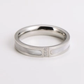 Vista macro de anillo de acero con tres diamantes e incrustación de nácar blanco - US 6 / Color Acero