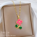 Dettagli della collana a fiore con specifiche di misura 3x2cm e peso 4,6g indicati - Ciondolo Fiore Rosa (J204)