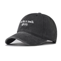 Gewaschene dunkelgraue Baseballkappe mit weißer Stickerei und Vintage-Gothic-Schriftzug - Gewaschenes Schwarz