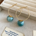 Detail van gouden oorringen met een blauwgroene harskraal hanger op linnen textuur - Hoop Stijl (1# Blauw) / Blauw