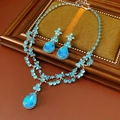 Dettaglio di set gioielli in argento con pendenti a goccia blu su cornice vintage - Blu Chiaro (Set da due pezzi)