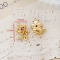 Makro-Detail eines 16mm x 21mm Gold-Blumenanhängers mit rotem Zirkon und Mikroeinlagen - Stil 11-Blume