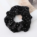 Dettaglio di uno scrunchie in velluto nero con pois argentati e trama a costine - Piccolo / Nero Bianco Pois