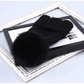 Schwarze Damen Strickmütze mit großem Fellbommel und dickem Futter für den Winter - Einheitsgröße / Kinder Schwarzer Hut Mit Schwarzem Bommel