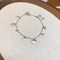 Detail eines silbernen Edelstahl-Armbands mit klaren Harzperlen und Magnetverschluss - Armband - Silber