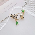 Charmante Pandabrosche mit grünen Emaille-Blättern und funkelnden Kristallen in Gold - Zwei Pandas (XZ237)