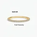 Makroaufnahme eines vergoldeten Full Eternity Rings mit Pavé-gefassten Moissaniten - US Größe 6 / Voll-Eternity Moissanit Ring