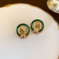 Détail macro de boucles d'oreilles cheval vintage en or avec émail vert et cristaux - 34# Tige en Argent - Boucles d'Oreilles Vertes Gaufrées Tête de Cheval Rétro