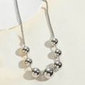 Elegante silberne Perlenkette mit polierten Metallkugeln an einer feinen Halskette - Halskette / Silber
