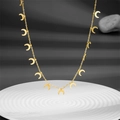 Collar minimalista de acero dorado con colgantes de media luna sobre una bandeja blanca - Dorado (B211)