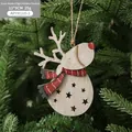 Handgefertigter Rentier-Anhänger aus Holz mit rot-weißem Schal am Weihnachtsbaum - Nach Rechts Gerichtetes Holzfarbenes Hohles Rentier / 13x9cm