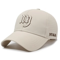Beigefarbene schnelltrocknende Baseballkappe mit NY-Stickerei und Laser-Atemlöchern - Khaki