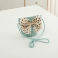 Dettaglio della borsa in paglia verde menta per bambine con grande fiocco floreale e pizzo - Borsa-Blu Lago