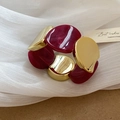 Détail du bracelet élastique large avec modules en résine rouge foncé et métal doré - Rose rouge