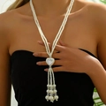 Elegante collana lunga di perle con ciondolo a cuore su modella con luce naturale - Stile Cuore