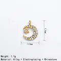 Detailansicht des 1,7cm Mond-Stern-Anhängers mit weißen Strasssteinen und Goldbeschichtung - Mond / Gold