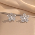 Elegantes pendientes de flor de cinco pétalos con circonitas blancas sobre fondo de seda - Pendientes de Flor de Durazno (237钢色桃花耳钉) / Color Acero