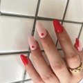 Unghie finte ovali minimaliste rosse e rosa con motivi a cuore su piastrelle bianche - Stile Cuore Rosso Francese (JP1879)