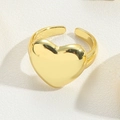 Nahaufnahme eines polierten goldenen Herzrings mit verstellbarem, offenem Design - Poliertes Herz