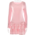 Dettaglio del vestito rosa a coste con volant a strati e fiocco sul girocollo tondo - M / Rosa