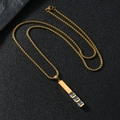 Collar de acero inoxidable dorado con colgante de barra y tres piedras de circón - Dorado (Tres Circonitas)