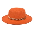 Chapeau en paille orange à bord plat avec une chaîne dorée élégante pour les vacances - Orange